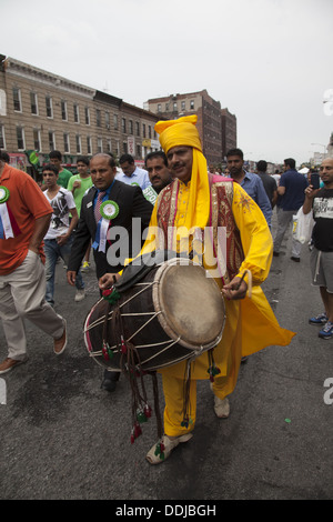 Quartier d'immigrants pakistanais lors de célébrations de l'indépendance du Pakistan dans la région de Brooklyn, New York. Banque D'Images