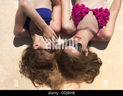 Deux adolescentes whispering secrets. Banque D'Images