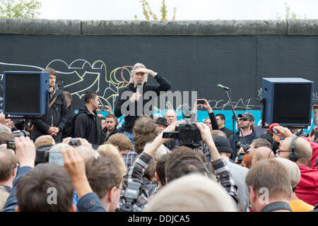 Berlin, Allemagne. 06Th Sep 2013. Roger Waters (C), chanteur, bassiste, compositeur, interprète et ex-homme à l'avant du groupe de rock britannique Pink Floyd, parle à l'East Side Gallery à Berlin, Allemagne, 03 septembre 2013. Photo : MAURIZIO GAMBARINI/dpa/Alamy Live News Banque D'Images