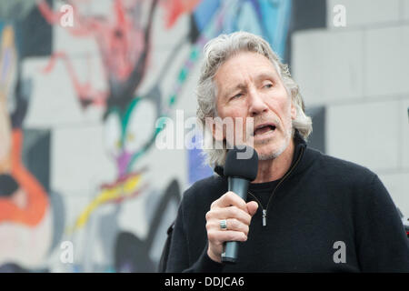 Berlin, Allemagne. 06Th Sep 2013. Roger Waters (C), chanteur, bassiste, compositeur, interprète et ex-homme à l'avant du groupe de rock britannique Pink Floyd, parle à l'East Side Gallery à Berlin, Allemagne, 03 septembre 2013. Photo : MAURIZIO GAMBARINI/dpa/Alamy Live News Banque D'Images