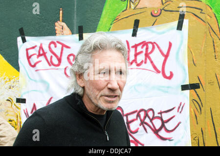 Berlin, Allemagne. 06Th Sep 2013. Roger Waters (L), chanteur, bassiste, compositeur, interprète et ex-homme à l'avant du groupe de rock britannique Pink Floyd, parle à l'East Side Gallery à Berlin, Allemagne, 03 septembre 2013. Photo : MAURIZIO GAMBARINI/dpa/Alamy Live News Banque D'Images