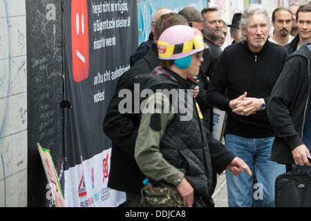 Berlin, Allemagne. 06Th Sep 2013. Roger Waters (R), chanteur, bassiste, compositeur, interprète et ex-homme à l'avant du groupe de rock britannique Pink Floyd, visites, l'East Side Gallery à Berlin, Allemagne, 03 septembre 2013. Photo : MAURIZIO GAMBARINI/dpa/Alamy Live News Banque D'Images