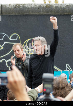 Berlin, Allemagne. 06Th Sep 2013. Roger Waters (L), chanteur, bassiste, compositeur, interprète et ex-homme à l'avant du groupe de rock britannique Pink Floyd, parle à l'East Side Gallery à Berlin, Allemagne, 03 septembre 2013. Photo : MAURIZIO GAMBARINI/dpa/Alamy Live News Banque D'Images