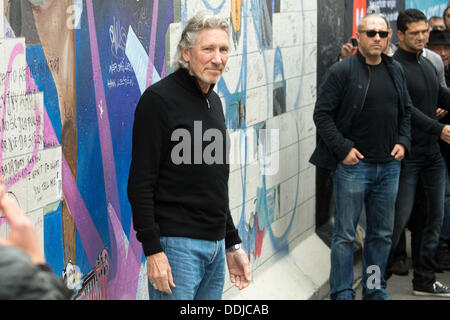 Berlin, Allemagne. 06Th Sep 2013. Roger Waters (L), chanteur, bassiste, compositeur, interprète et ex-homme à l'avant du groupe de rock britannique Pink Floyd, visites, l'East Side Gallery à Berlin, Allemagne, 03 septembre 2013. Photo : MAURIZIO GAMBARINI/dpa/Alamy Live News Banque D'Images