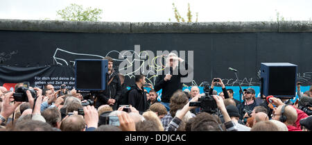 Berlin, Allemagne. 06Th Sep 2013. Roger Waters (C), chanteur, bassiste, compositeur, interprète et ex-homme à l'avant du groupe de rock britannique Pink Floyd, parle à l'East Side Gallery à Berlin, Allemagne, 03 septembre 2013. Photo : MAURIZIO GAMBARINI/dpa/Alamy Live News Banque D'Images