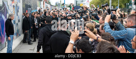 Berlin, Allemagne. 06Th Sep 2013. Roger Waters (L), chanteur, bassiste, compositeur, interprète et ex-homme à l'avant du groupe de rock britannique Pink Floyd, parle à l'East Side Gallery à Berlin, Allemagne, 03 septembre 2013. Photo : MAURIZIO GAMBARINI/dpa/Alamy Live News Banque D'Images