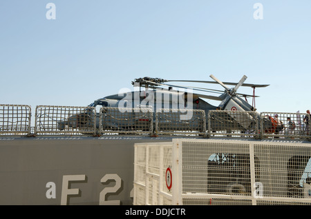 Sikorsky Seahawk hélicoptère de la marine sur la plate-forme d'atterrissage de navire de la marine turque Salih Reis dans le port de Malaga, Espagne. Banque D'Images