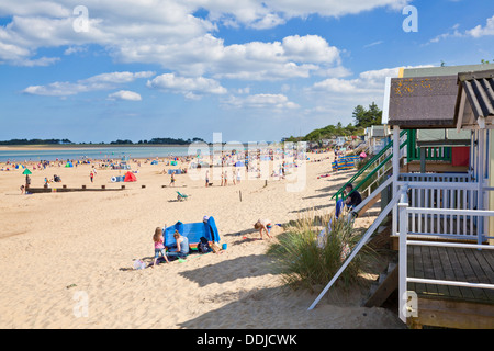 Plage animée et cabines de plage au Wells next the sea North Norfolk Coast England UK GB EU Europe Banque D'Images