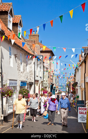 Principale rue commerçante de Wells next the sea North Norfolk Coast England UK GB EU Europe Banque D'Images