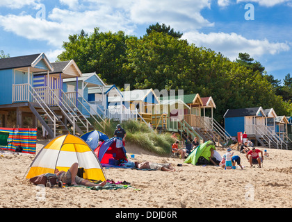 Plage animée et cabines de plage au Wells next the sea North Norfolk Coast England UK GB EU Europe Banque D'Images