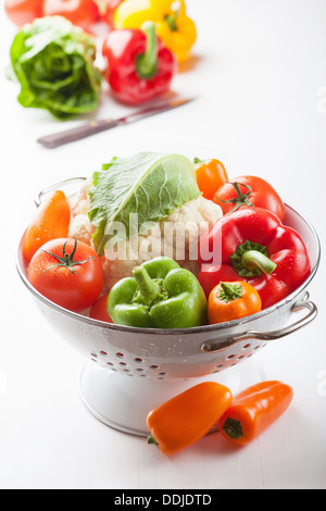 Légumes colorés dans une passoire Banque D'Images