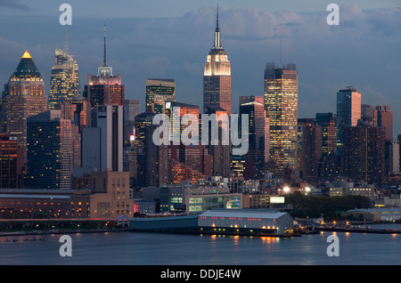 EMPIRE STATE BUILDING MIDTOWN SKYLINE RIVIÈRE HUDSON MANHATTAN NEW YORK USA Banque D'Images