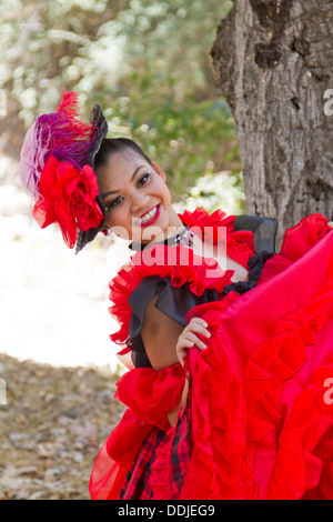 Jeune danseuse cancan posant au festival français à Santa Barbara, Californie Banque D'Images