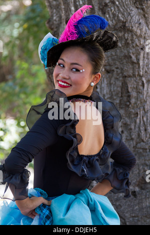 Jeune danseuse cancan posant au festival français à Santa Barbara, Californie Banque D'Images