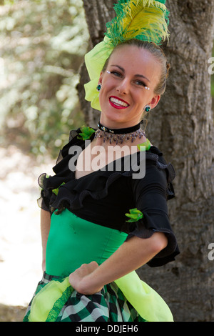 Jeune danseuse cancan posant au festival français à Santa Barbara, Californie Banque D'Images