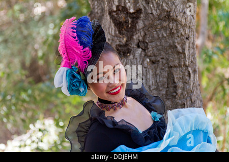 Jeune danseuse cancan posant au festival français à Santa Barbara, Californie Banque D'Images