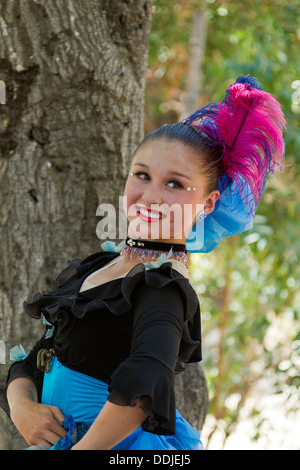 Jeune danseuse cancan posant au festival français à Santa Barbara, Californie Banque D'Images