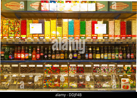 Les bonbons et les bouteilles de boissons gazeuses affiche dans un motif artistique Banque D'Images