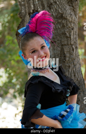 Jeune danseuse cancan posant au festival français à Santa Barbara, Californie Banque D'Images