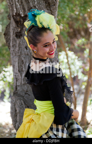 Jeune danseuse cancan posant au festival français à Santa Barbara, Californie Banque D'Images