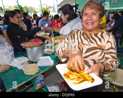 Femmes qui se préparent à un enchiladas mole food au cours d'un festival gastronomique à Puebla, au Mexique. Banque D'Images