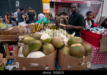 Vendre des noix de coco de décrochage le carnaval de Notting Hill West London Banque D'Images