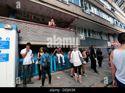 Offres et demandes de logement du Conseil dans l'ouest de Londres avec les jeunes Banque D'Images