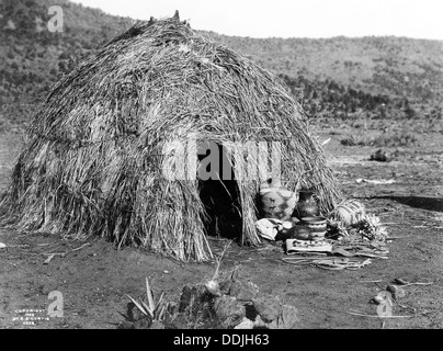EDWARD CURTIS (1868-1952) l'ethnologue américain photographie d'un serveur Apache Wickiup en 1903 Banque D'Images