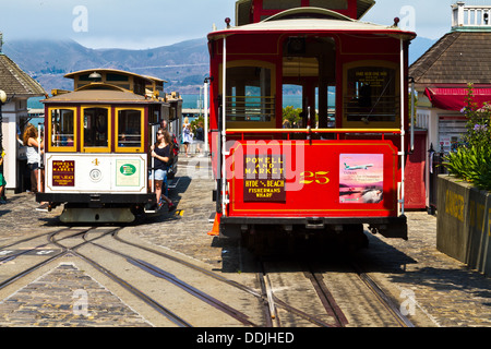 Cable cars au pied de Hyde Street près de Fisherman's Wharf à San Francisco Banque D'Images