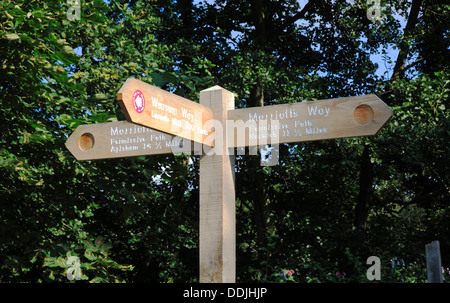 Un panneau de direction sur le sentier de grande façon Marriotts à Lenwade, Norfolk, Angleterre, Royaume-Uni. Banque D'Images