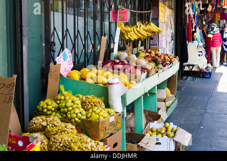 Les fruits et légumes affichent devant un magasin dans le quartier chinois, San Francisco Banque D'Images