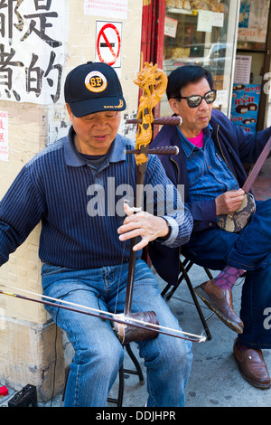 Traditionnel Chinois musiciens qui jouent sur un coin de rue dans le quartier chinois à San Francisco Banque D'Images