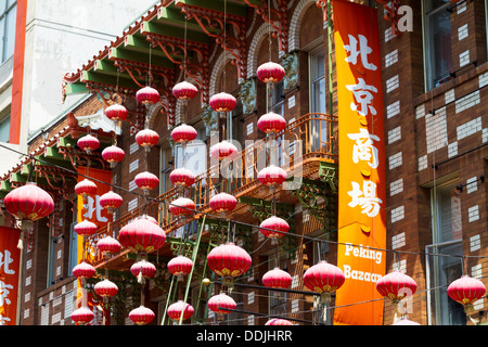 Des lanternes en papier rouge décoration décorer la face avant d'un bâtiment abritant le bazar de Pékin dans le quartier chinois, San Francisco Banque D'Images