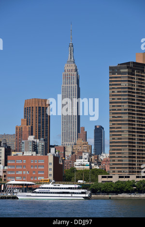 Empire State Building vue de l'East River, Manhattan, New York City, New York, USA Banque D'Images