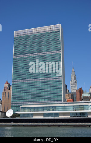 Siège de l'Organisation des Nations Unies avec l'Empire State Building en Backgrund, Manhattan, New York City, New York, USA Banque D'Images