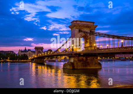 Pont des chaînes Széchenyi est une suspension qui s'étend sur le Danube entre Buda et Pest, à Budapest, capitale de la Hongrie Banque D'Images