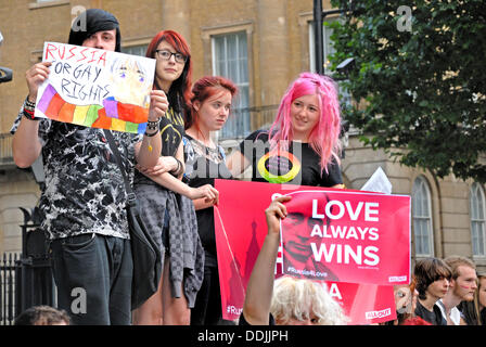 Manifestation à Whitehall contre Vladimir Poutine, les lois anti-LGBT ; protester en face de Downing Street pour encourager David Cameron pour discuter de la question à l'imminence du sommet du G20 en Russie. Londres, Royaume-Uni. 06Th Sep 2013. Banque D'Images