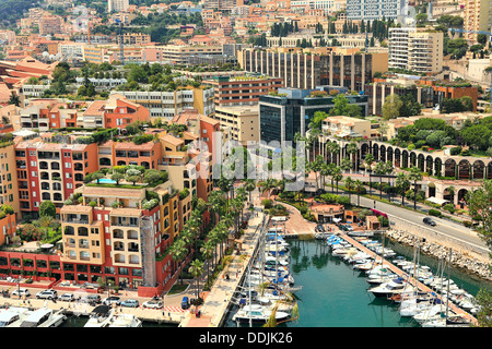 Petite marina avec des yachts et bateaux entre les bâtiments modernes à Monte Carlo, Monaco (vue de dessus). Banque D'Images