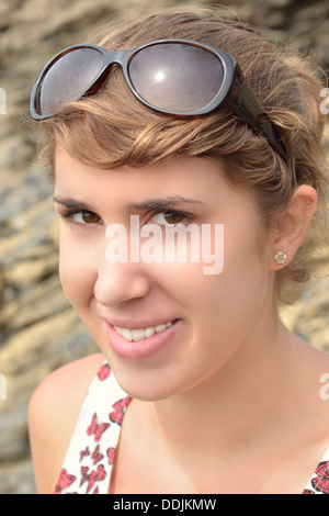 Jeune femme séduisante avec les cheveux bruns et les yeux bruns, ombre/lunettes Banque D'Images