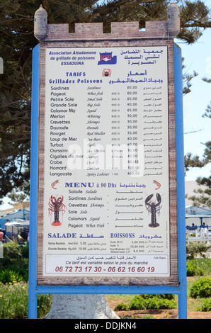 Liste des prix du poisson au marché de poisson Afrique Maroc Essaouira Banque D'Images