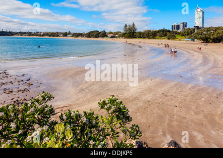 L'accent sur le premier plan. La plage de Takapuna, Auckland, Nouvelle-Zélande, sur un week-end ensoleillé. Banque D'Images