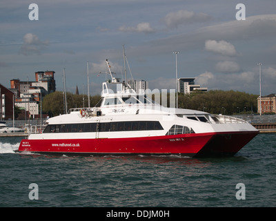 L'Red Funnel Jet Rouge 3 catamaran ferry Southampton Town Quay Hampshire England UK Banque D'Images