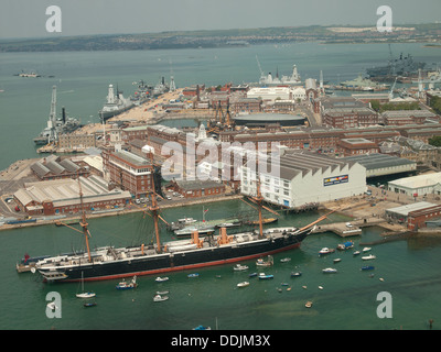 Vue depuis la tour Spinnaker Portsmouth Hampshire England UK sur chantier naval de Portsmouth et le HMS Warrior Banque D'Images