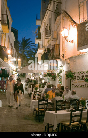 L'Espagne, l'île Baléares, Ibiza Dalt Vila , Restaurant à La Oliva piscine le soir Banque D'Images