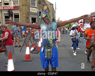 Danseur costumé en bleu de Huddersfield Carnival parade 2013 fête de rue Africains des Caraïbes Banque D'Images