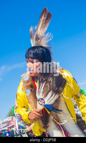 Les Amérindiens avec costume traditionnel, participer à l'annuelle 92 Inter-tribal cérémonie au Nouveau-Mexique Gallup Banque D'Images