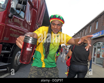 Danseuse en costume avec chapeau de Huddersfield Carnival parade 2013 fête de rue Africains des Caraïbes Banque D'Images