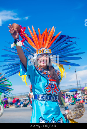 Danseur aztèque avec costume traditionnel participe à l'annuel 92 Inter-tribal cérémonie au Nouveau-Mexique Gallup Banque D'Images