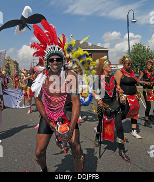 Danseurs costumés en rouge de Huddersfield Carnival parade 2013 fête de rue Africains des Caraïbes Banque D'Images