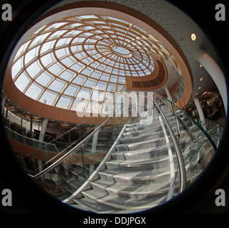 Objectif fisheye vue intérieur de la nouvelle bibliothèque centrale Liverpool Merseyside Angleterre Royaume-Uni, L3 8EW Banque D'Images